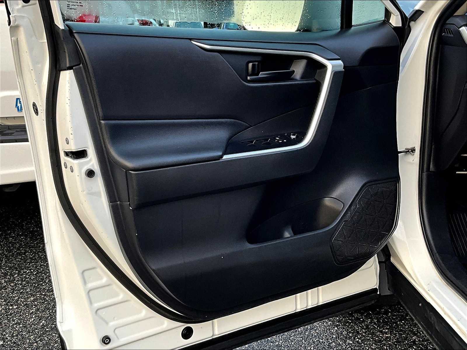 2019 Toyota RAV4 LE - Photo 9