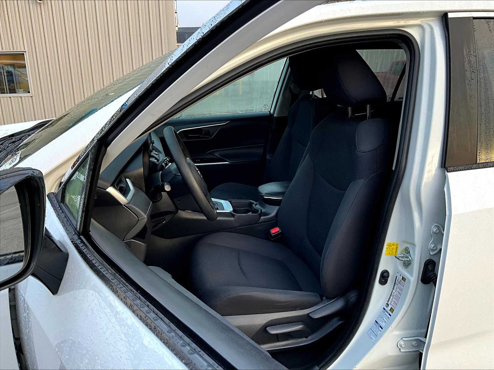 2019 Toyota RAV4 LE - Photo 10