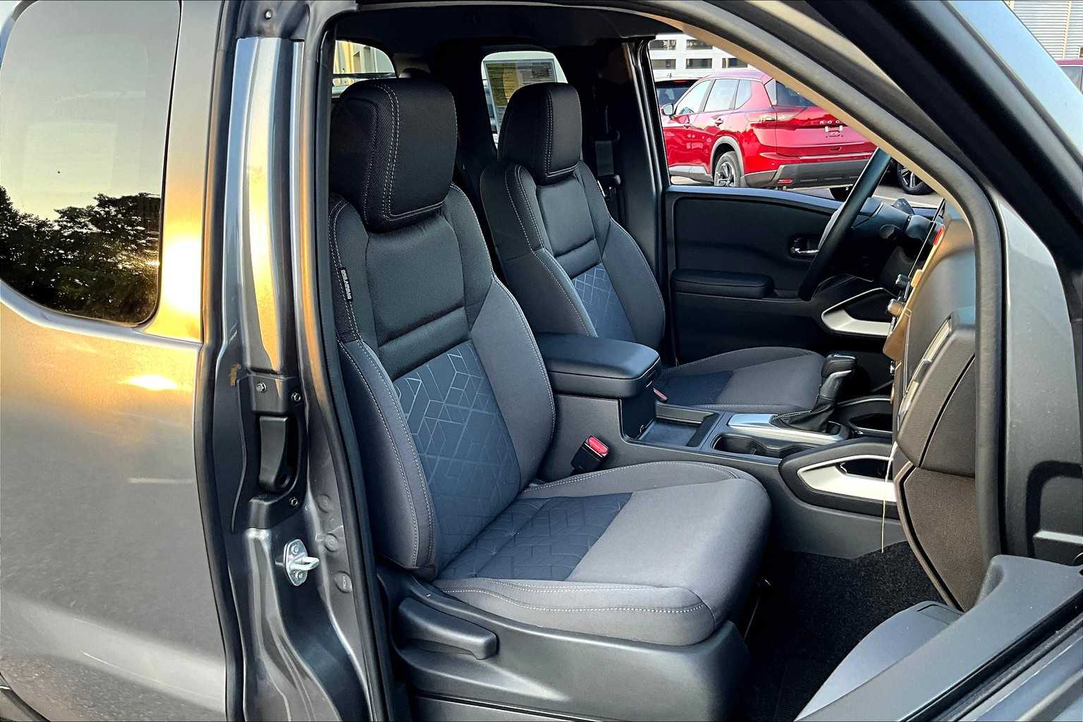 2025 Nissan Frontier SV - Photo 11