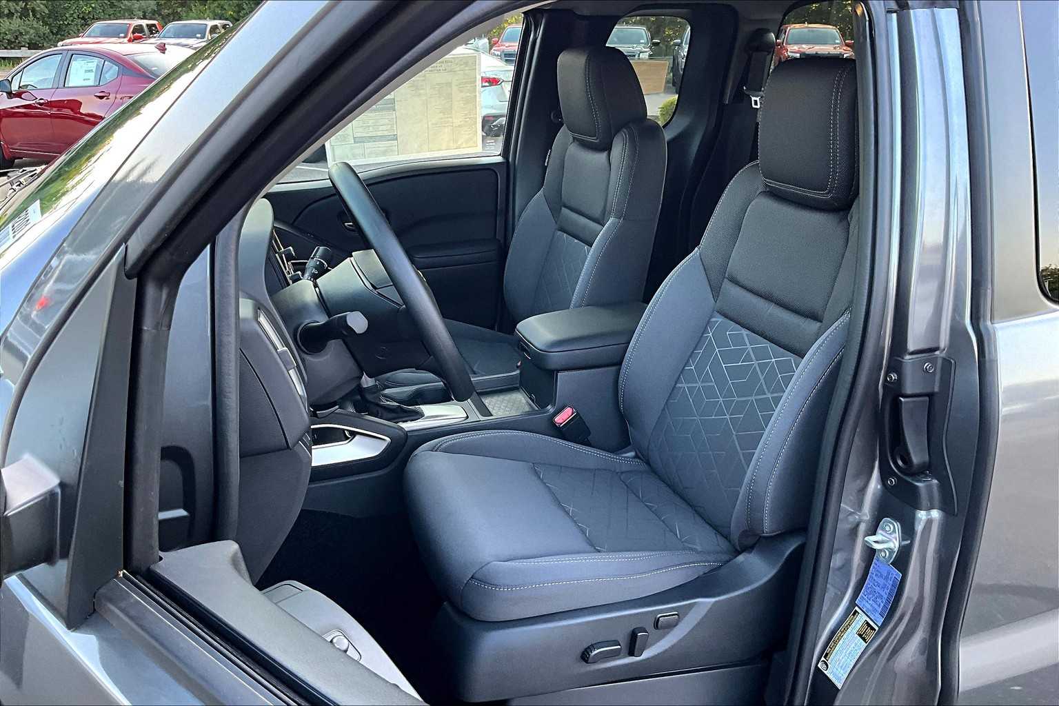 2025 Nissan Frontier SV - Photo 10