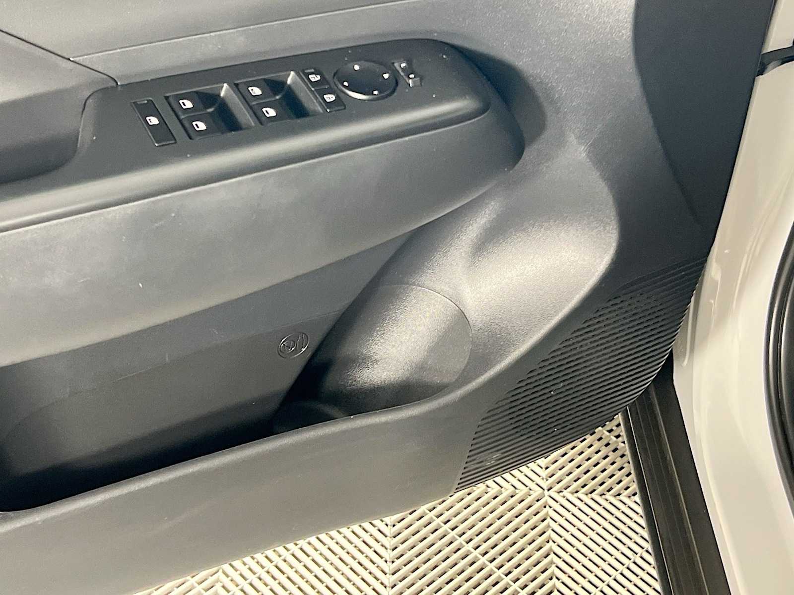 2024 Hyundai Kona SE - Photo 18
