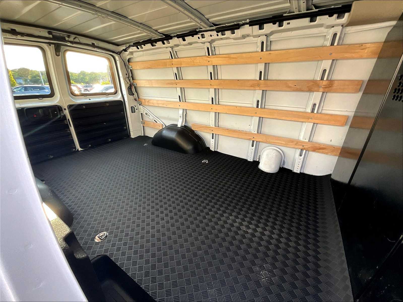 2024 Chevrolet Express 2500 Cargo photo 17