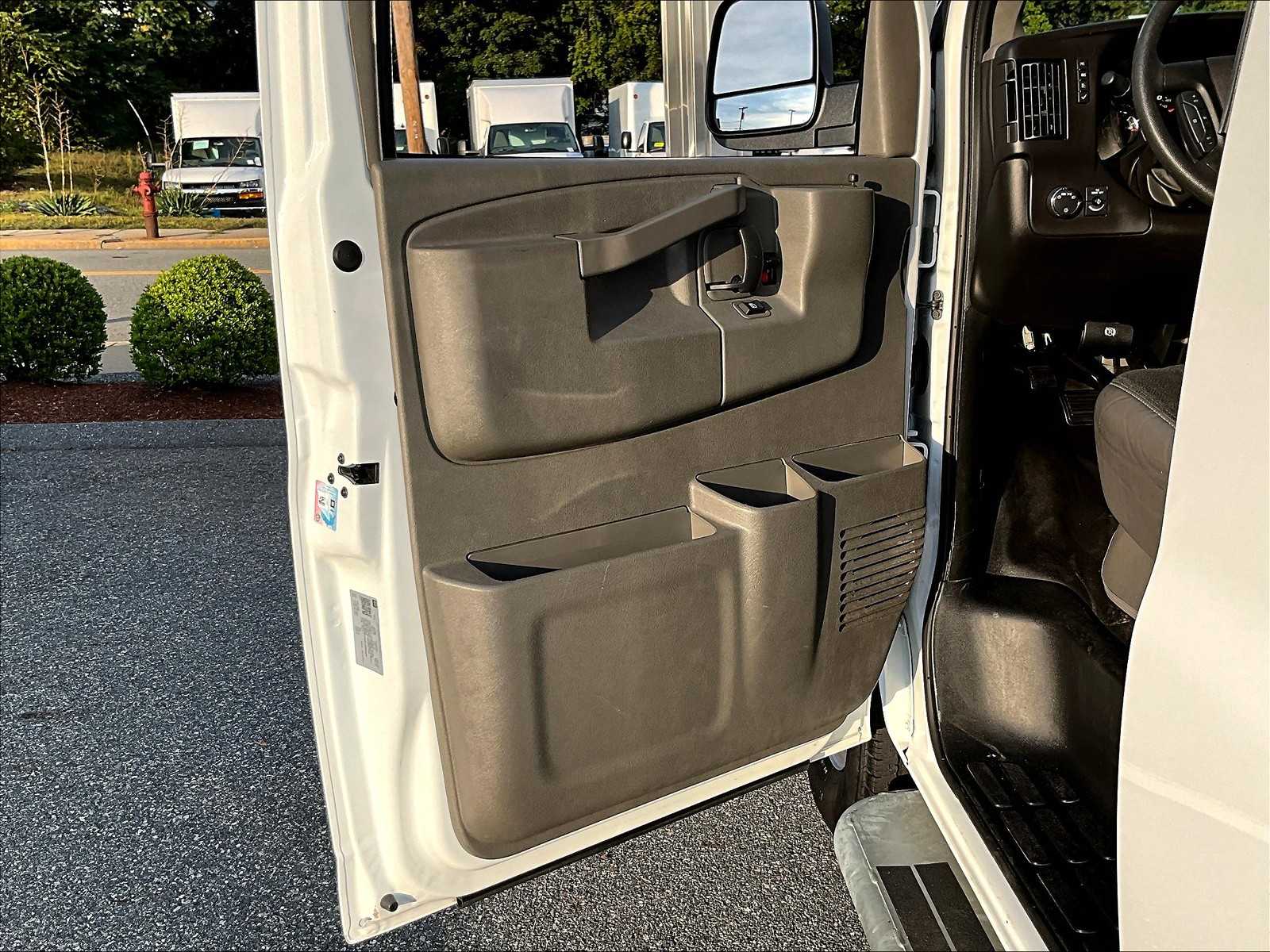 2024 Chevrolet Express 2500 Cargo photo 11