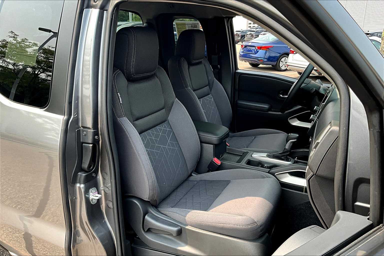 2025 Nissan Frontier SV - Photo 11