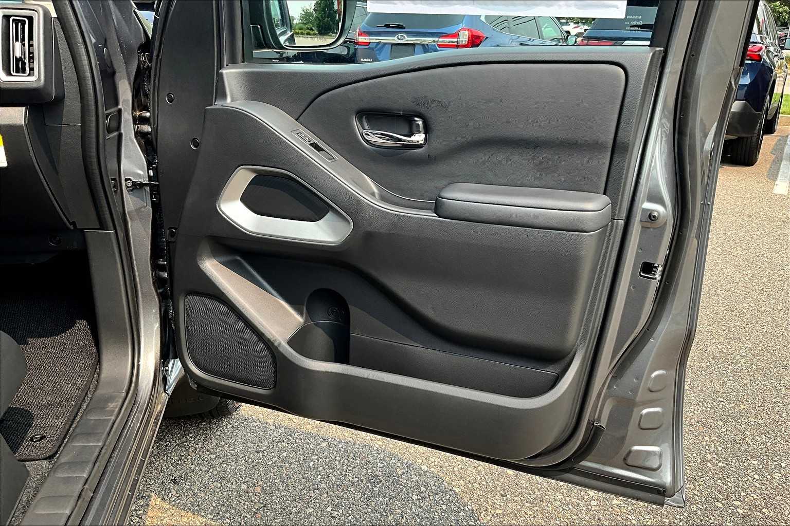 2025 Nissan Frontier SV - Photo 12