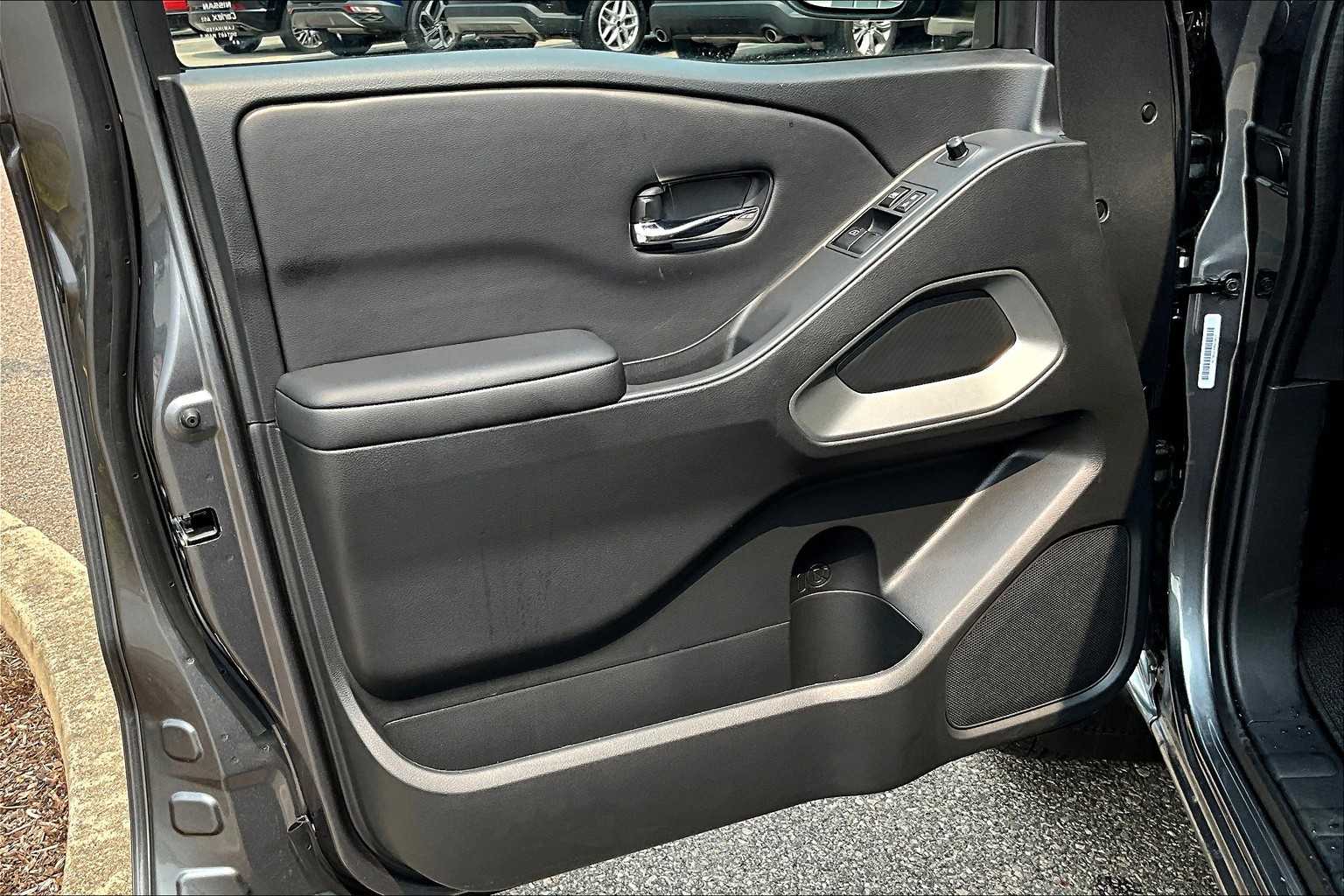 2025 Nissan Frontier SV - Photo 9