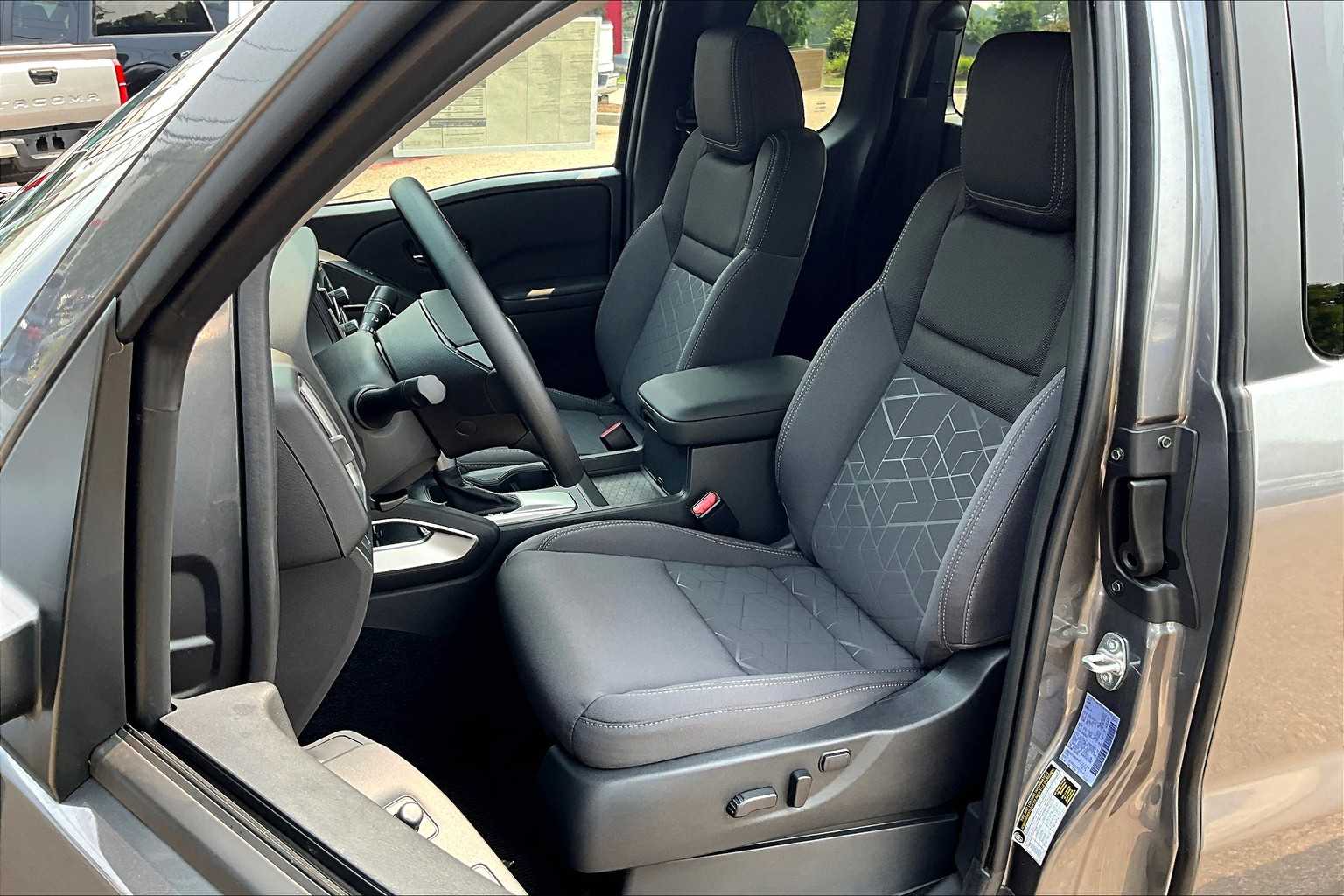 2025 Nissan Frontier SV - Photo 10