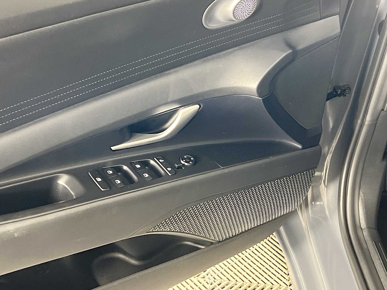 2025 Hyundai Elantra SE - Photo 17