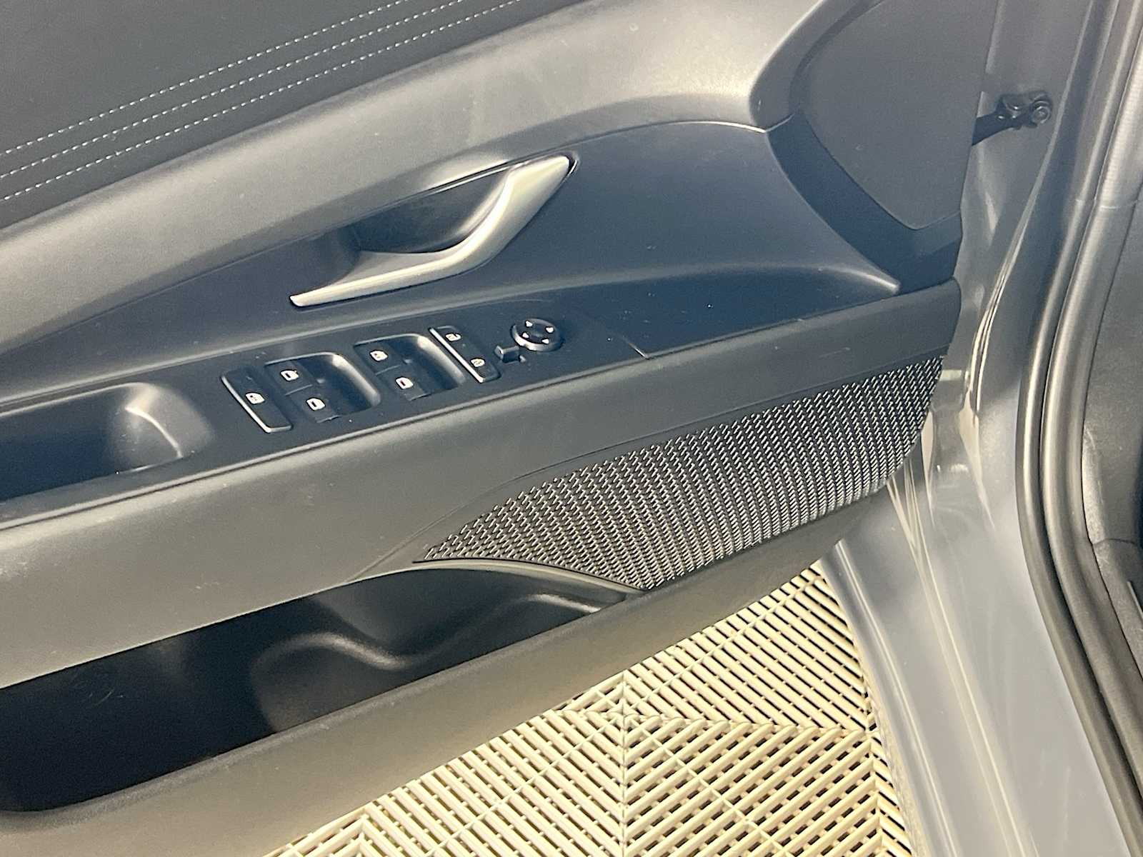 2025 Hyundai Elantra SE - Photo 18