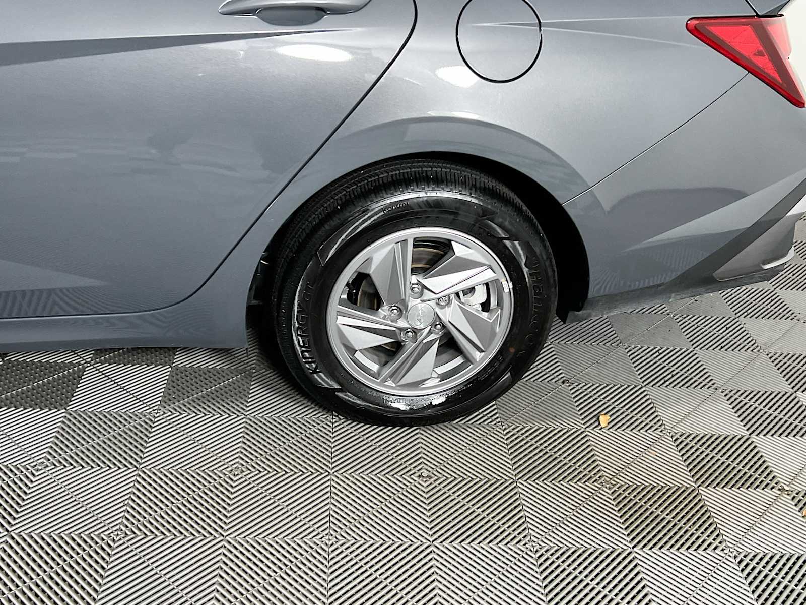 2025 Hyundai Elantra SE - Photo 29