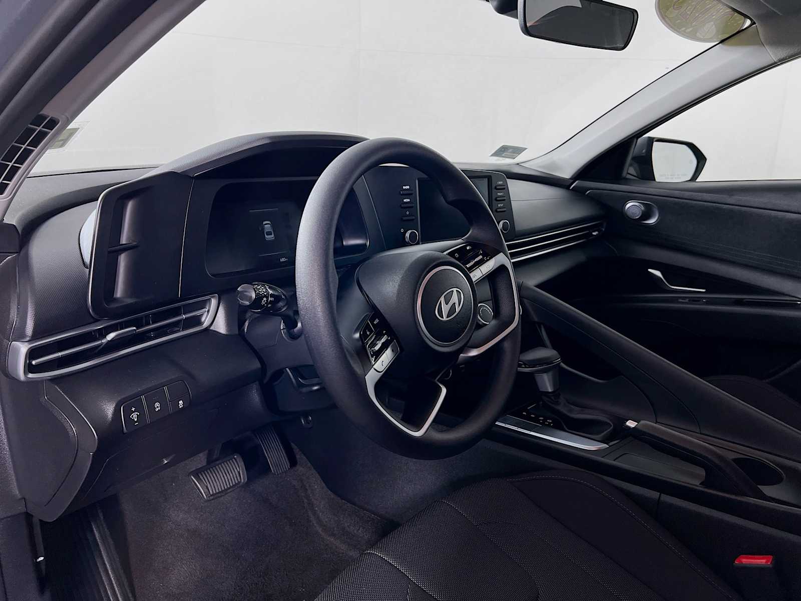 2025 Hyundai Elantra SE - Photo 9