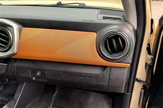 2017 Toyota Tacoma SR5 - Photo 17