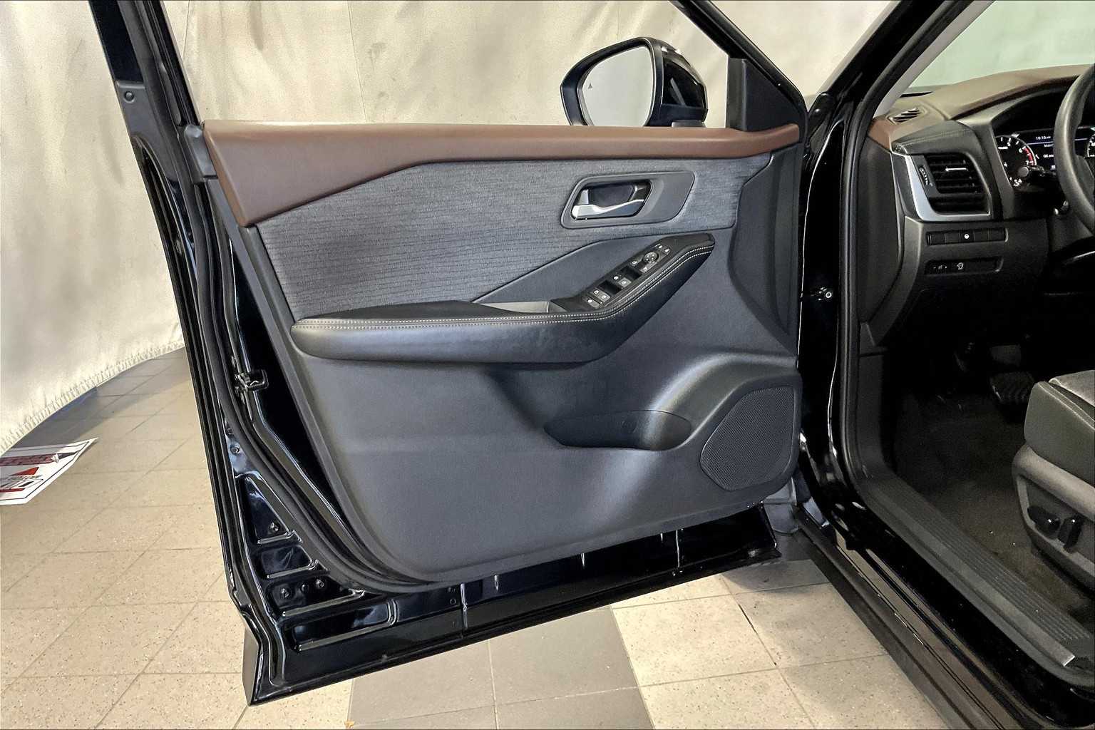 2023 Nissan Rogue SV - Photo 9