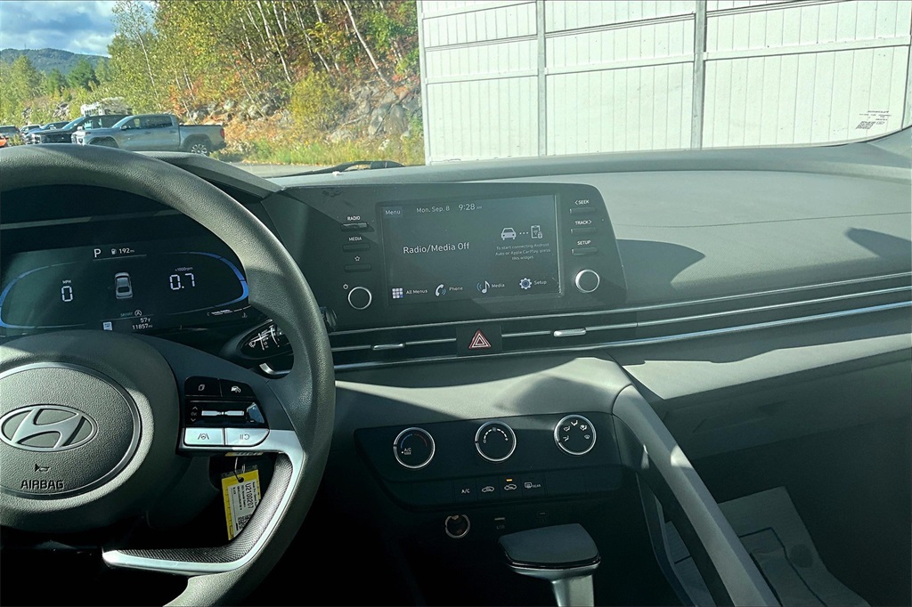 2024 Hyundai Elantra SE - Photo 17
