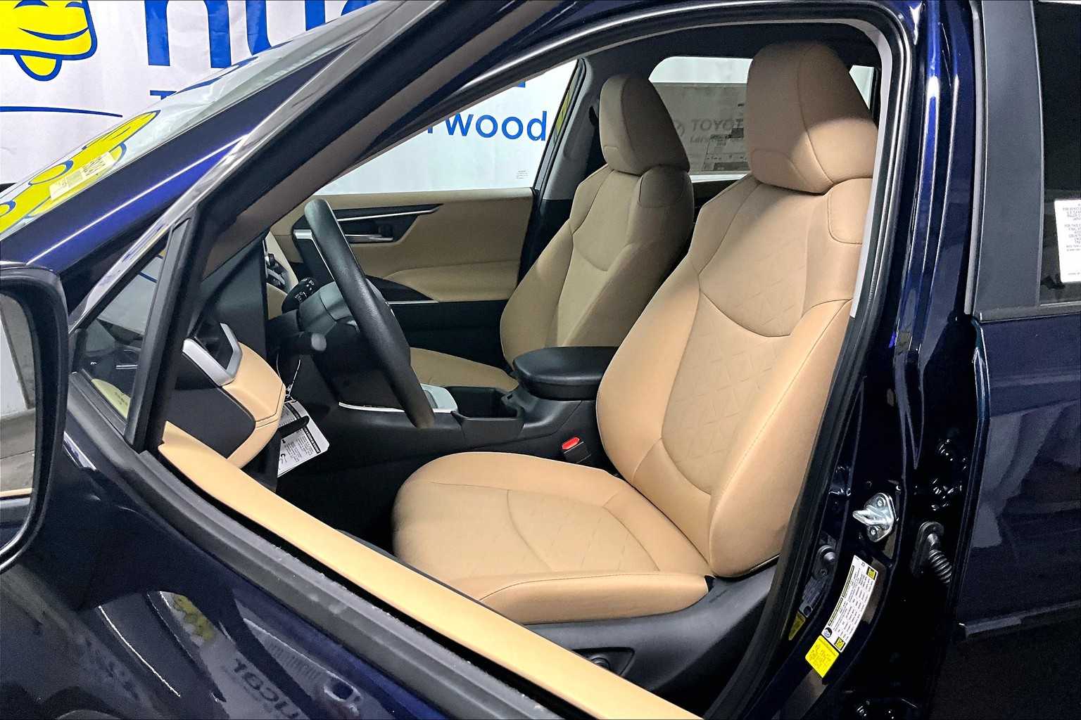 2025 Toyota RAV4 XLE - Photo 11