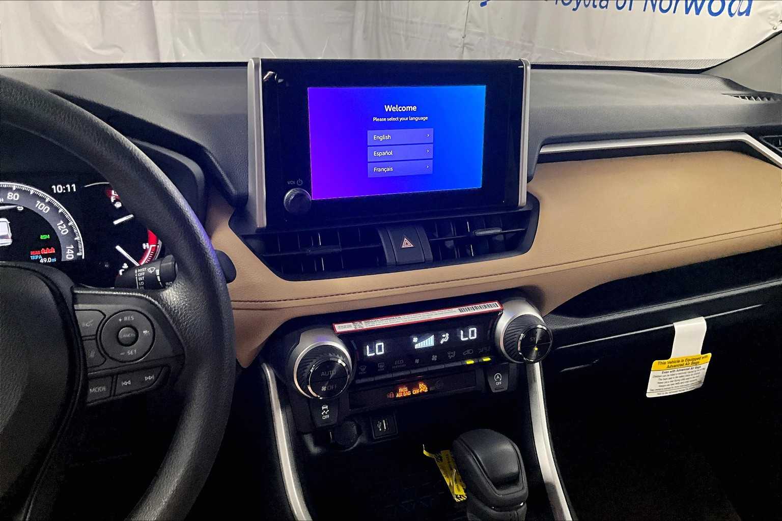 2025 Toyota RAV4 XLE - Photo 13