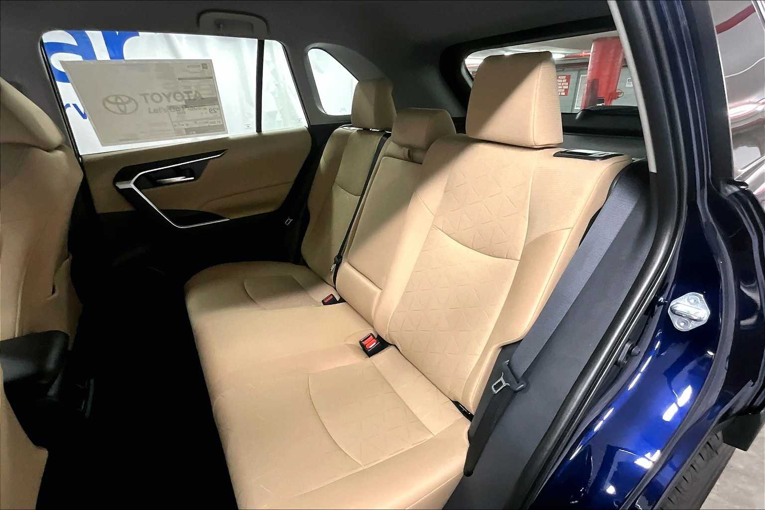 2025 Toyota RAV4 XLE - Photo 15