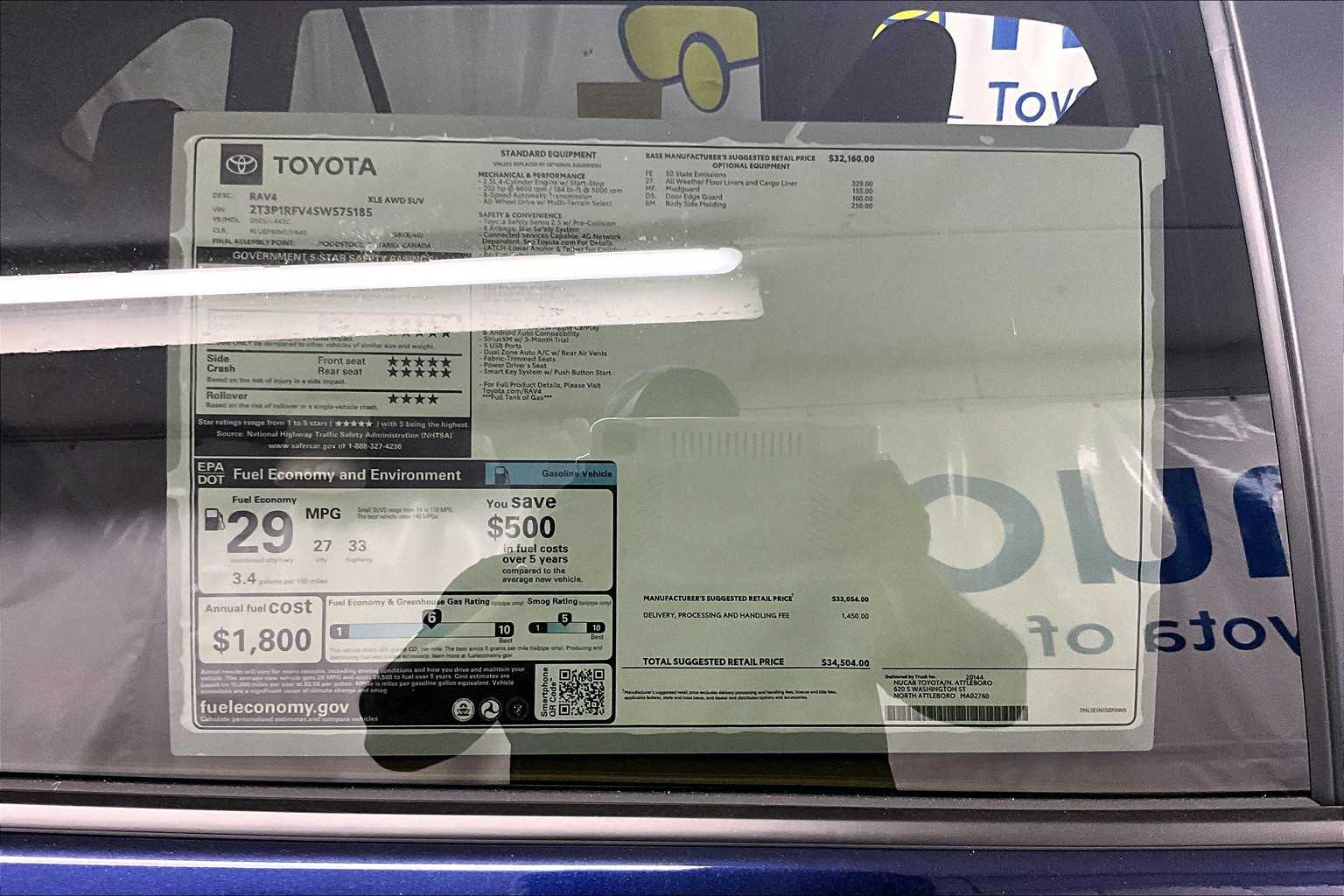 2025 Toyota RAV4 XLE - Photo 18
