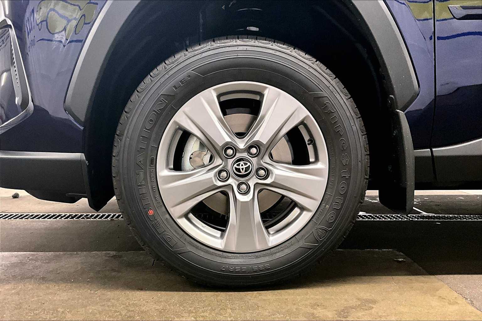 2025 Toyota RAV4 XLE - Photo 8