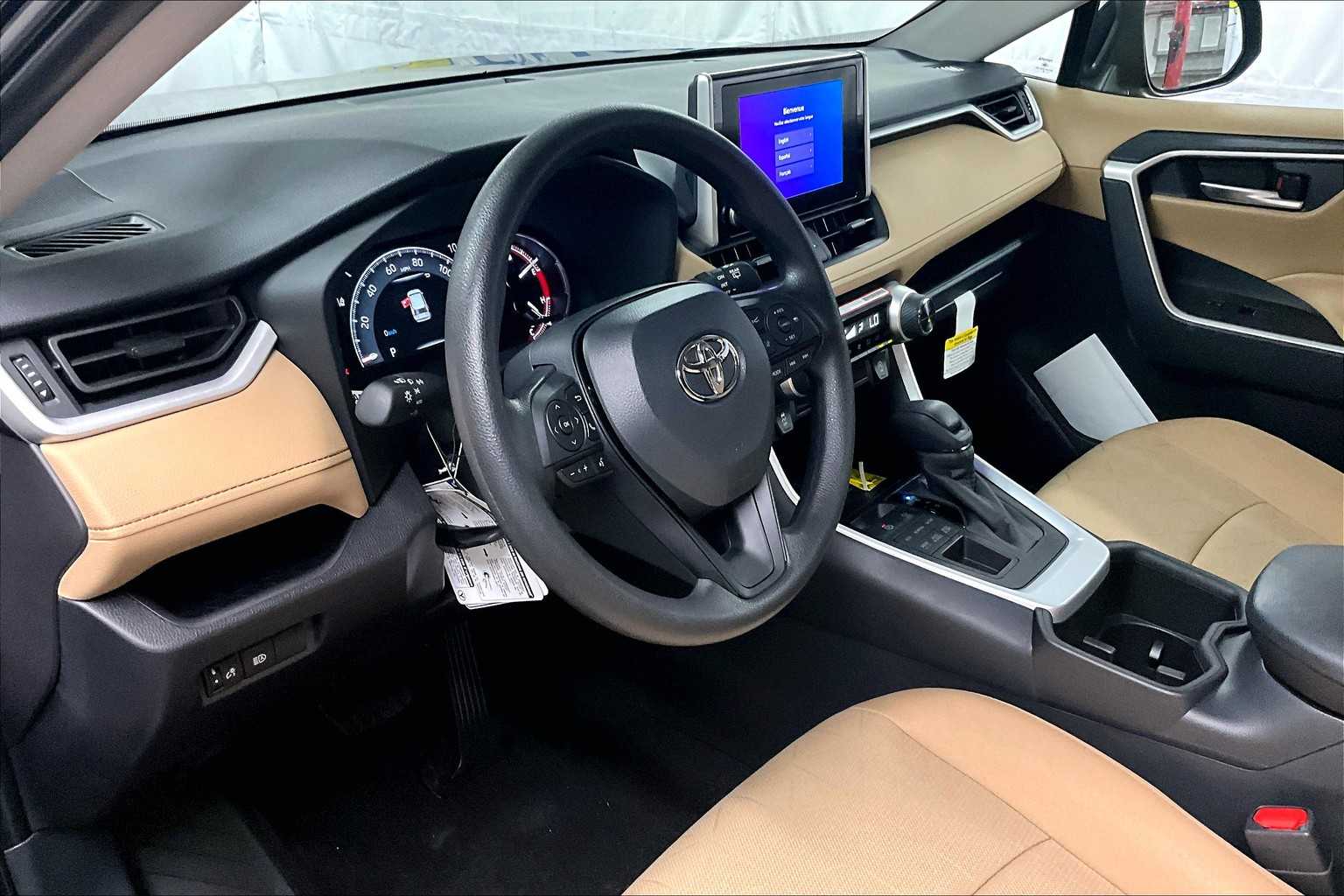 2025 Toyota RAV4 XLE - Photo 9