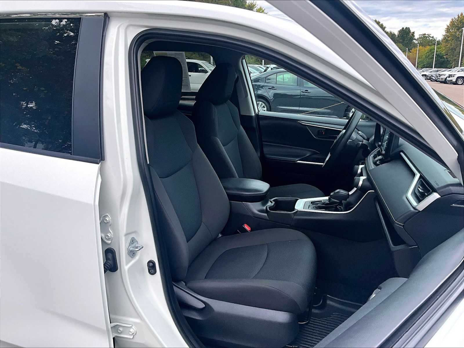 2022 Toyota RAV4 LE - Photo 11