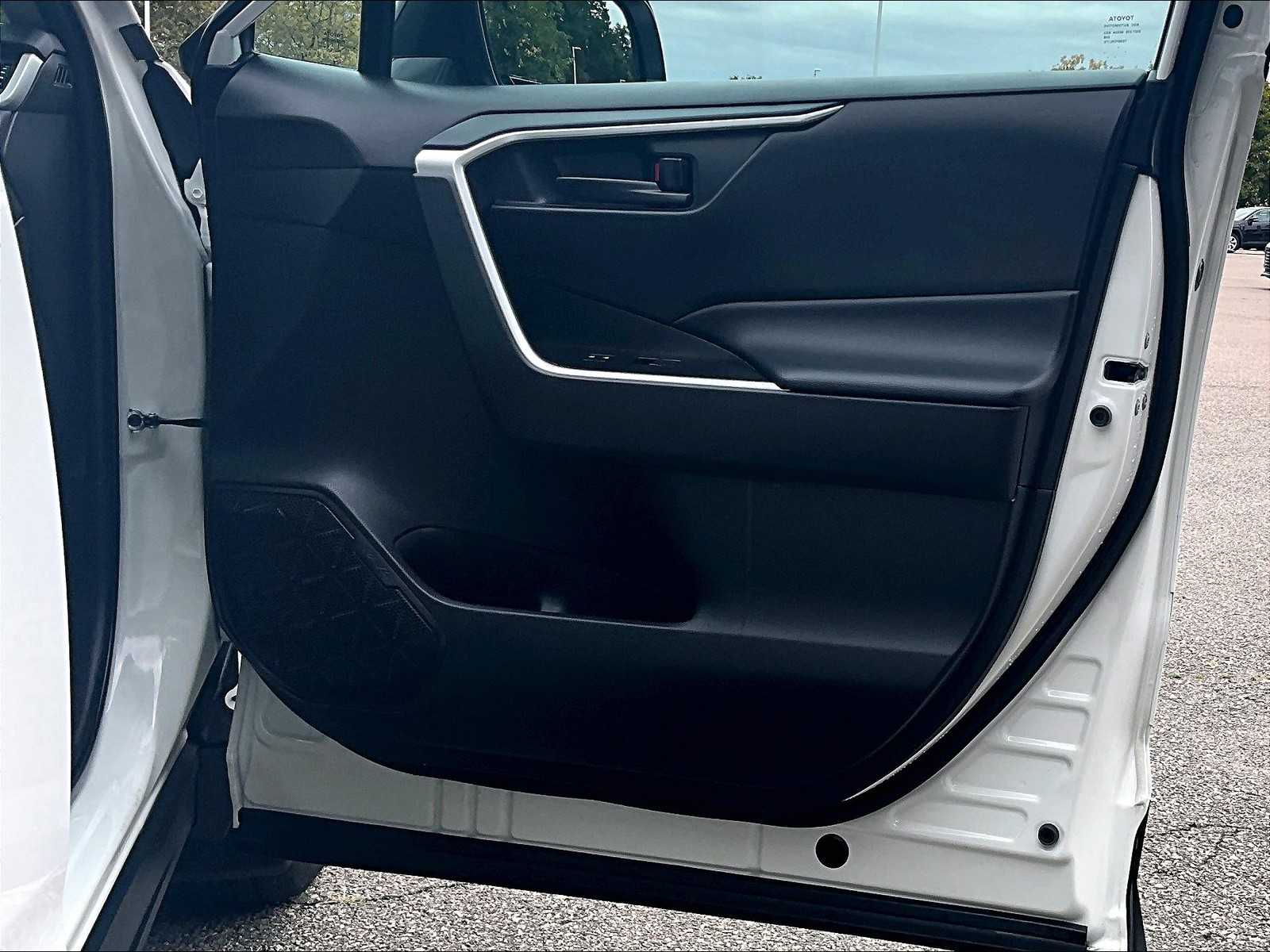 2022 Toyota RAV4 LE - Photo 12