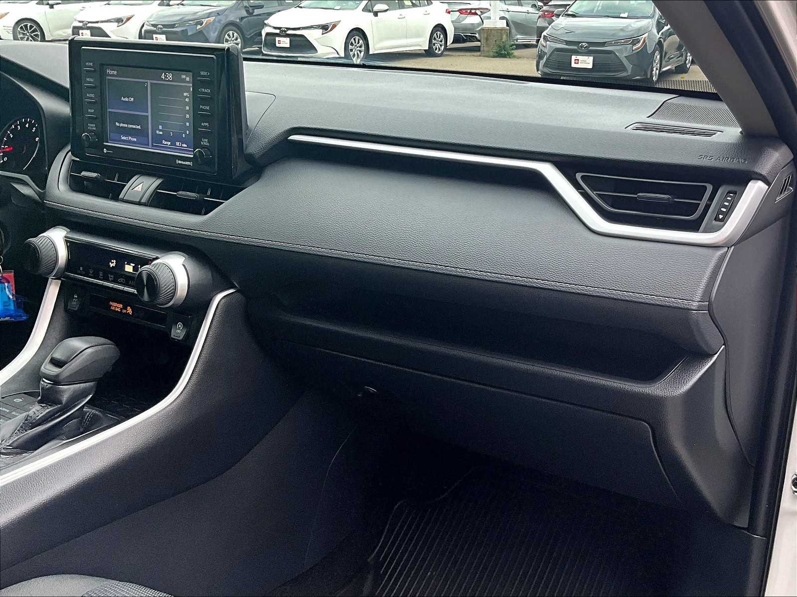 2022 Toyota RAV4 LE - Photo 13