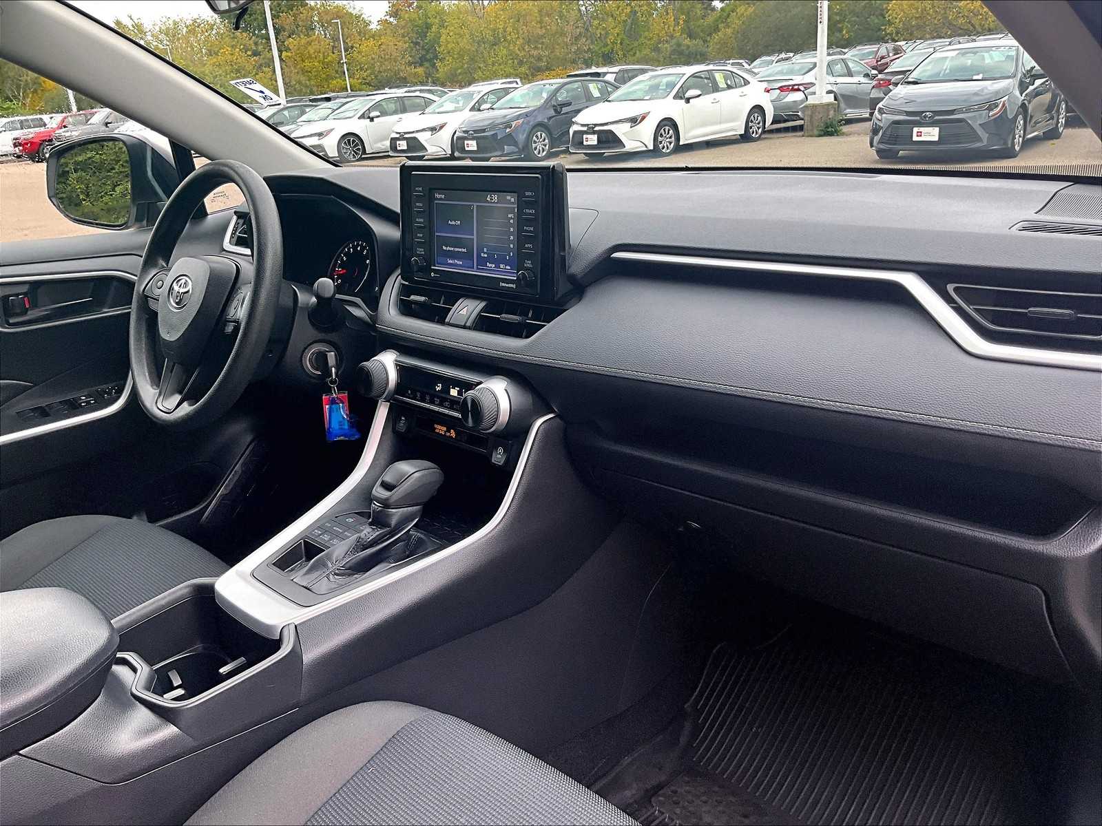 2022 Toyota RAV4 LE - Photo 14