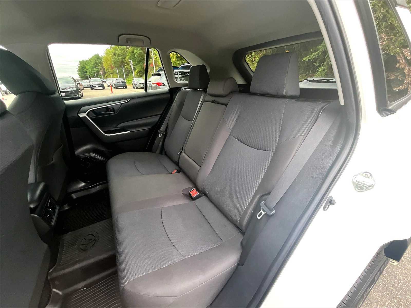 2022 Toyota RAV4 LE - Photo 15