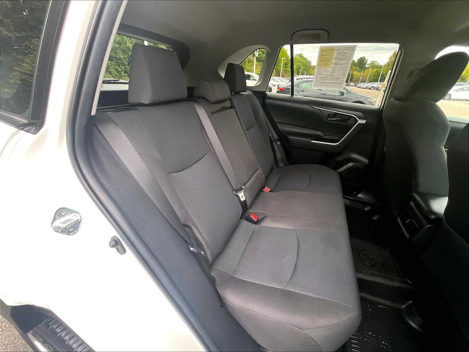 2022 Toyota RAV4 LE - Photo 16