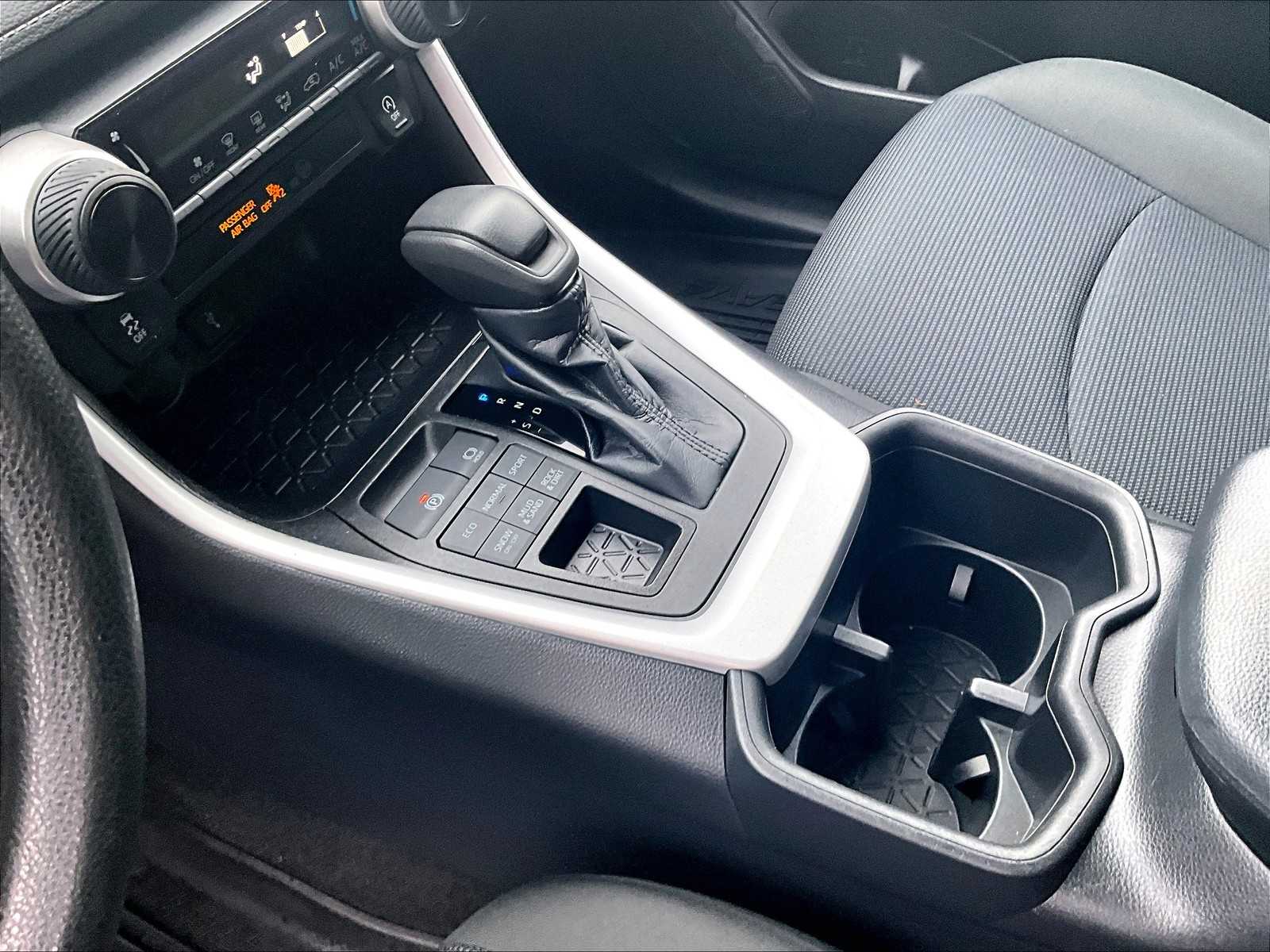 2022 Toyota RAV4 LE - Photo 20