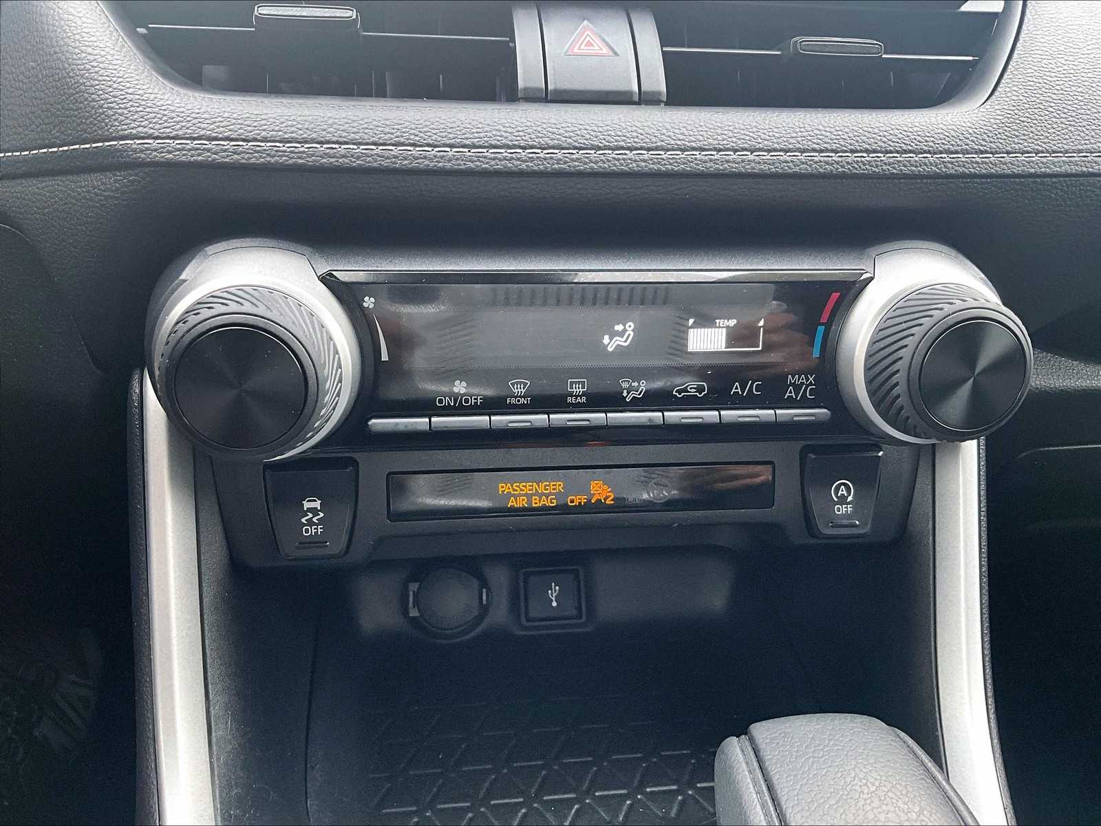 2022 Toyota RAV4 LE - Photo 25