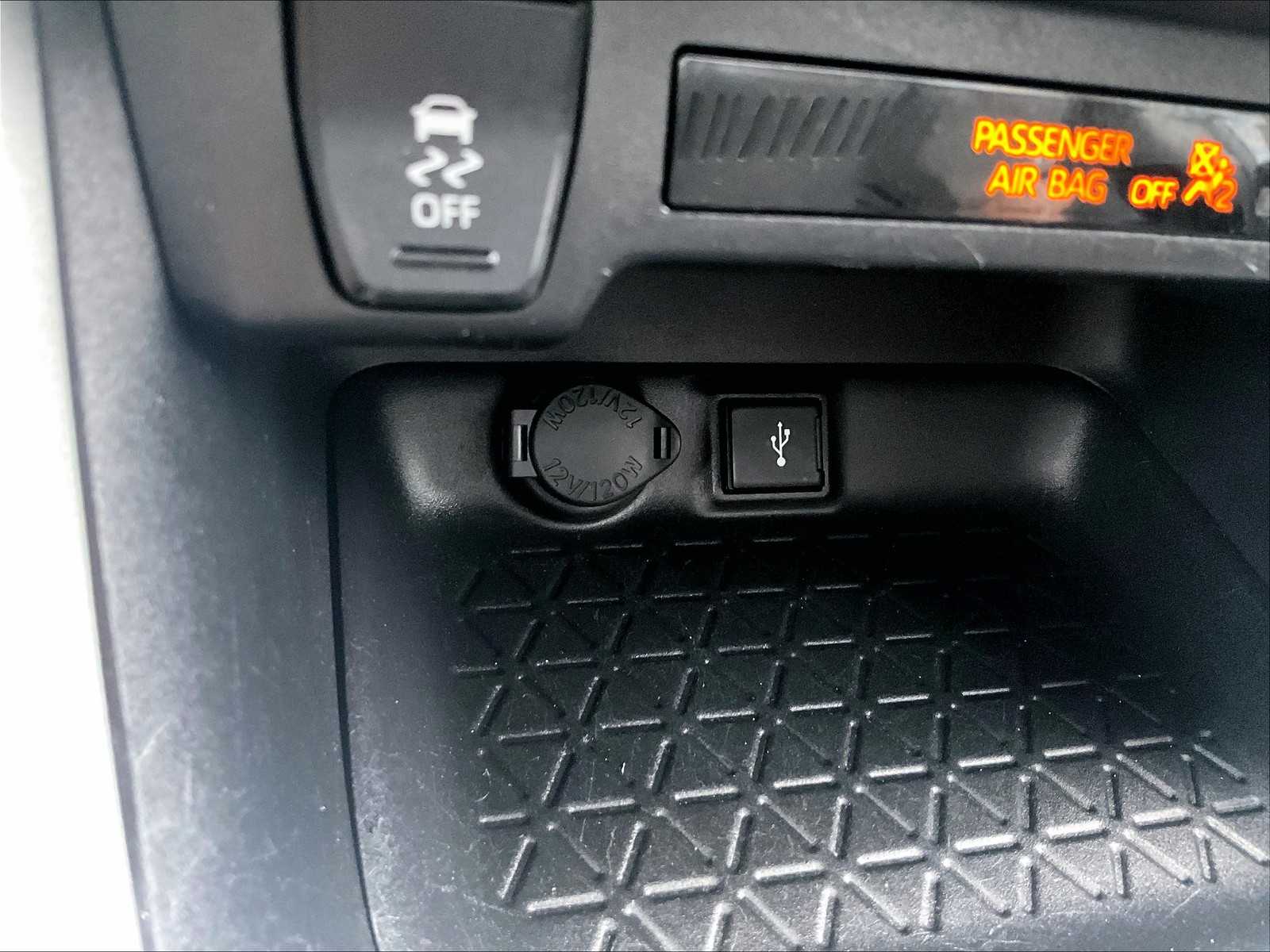 2022 Toyota RAV4 LE - Photo 26
