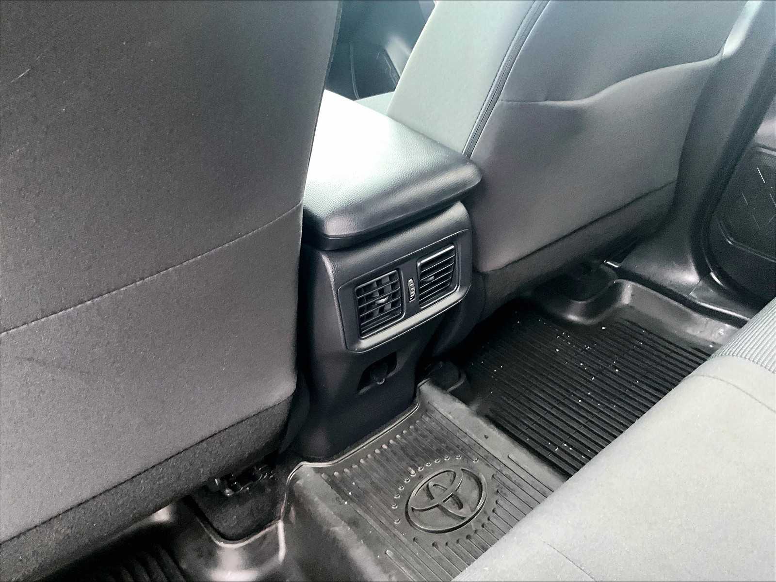 2022 Toyota RAV4 LE - Photo 27