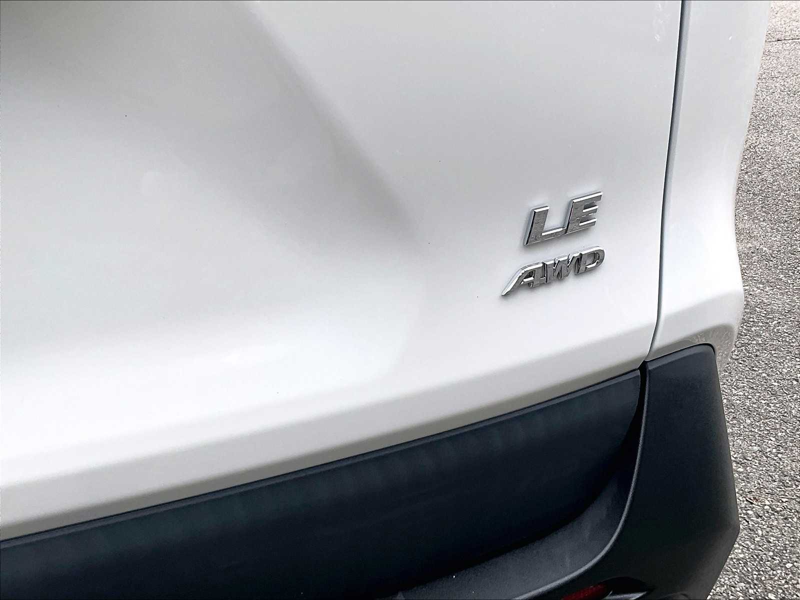 2022 Toyota RAV4 LE - Photo 28