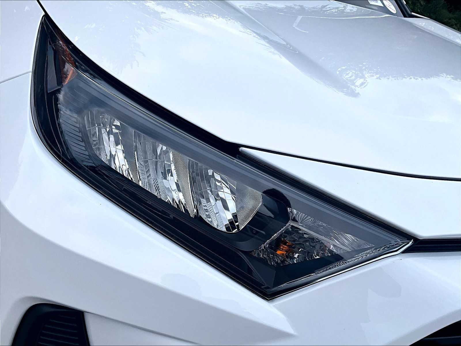 2022 Toyota RAV4 LE - Photo 32