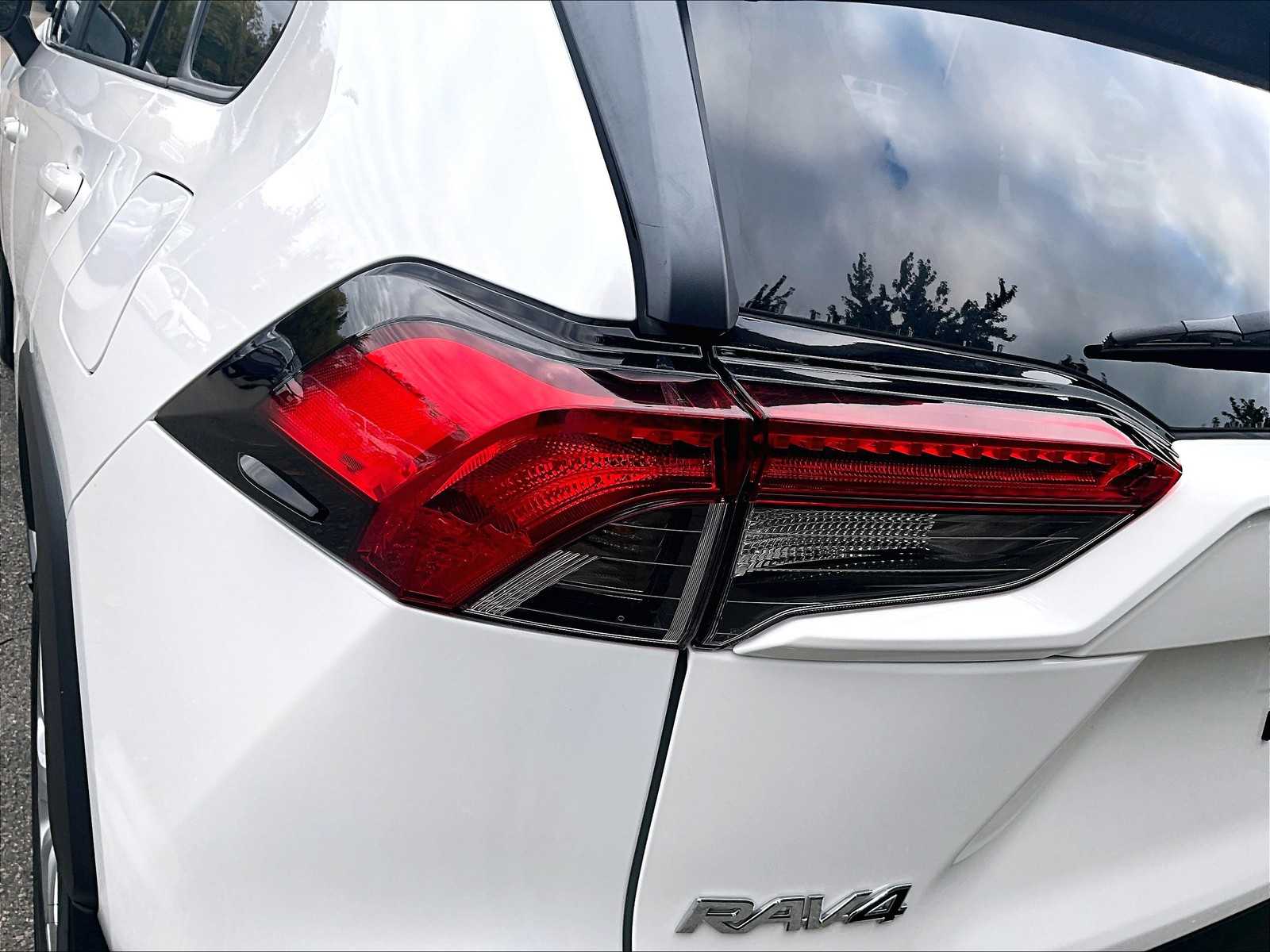2022 Toyota RAV4 LE - Photo 33