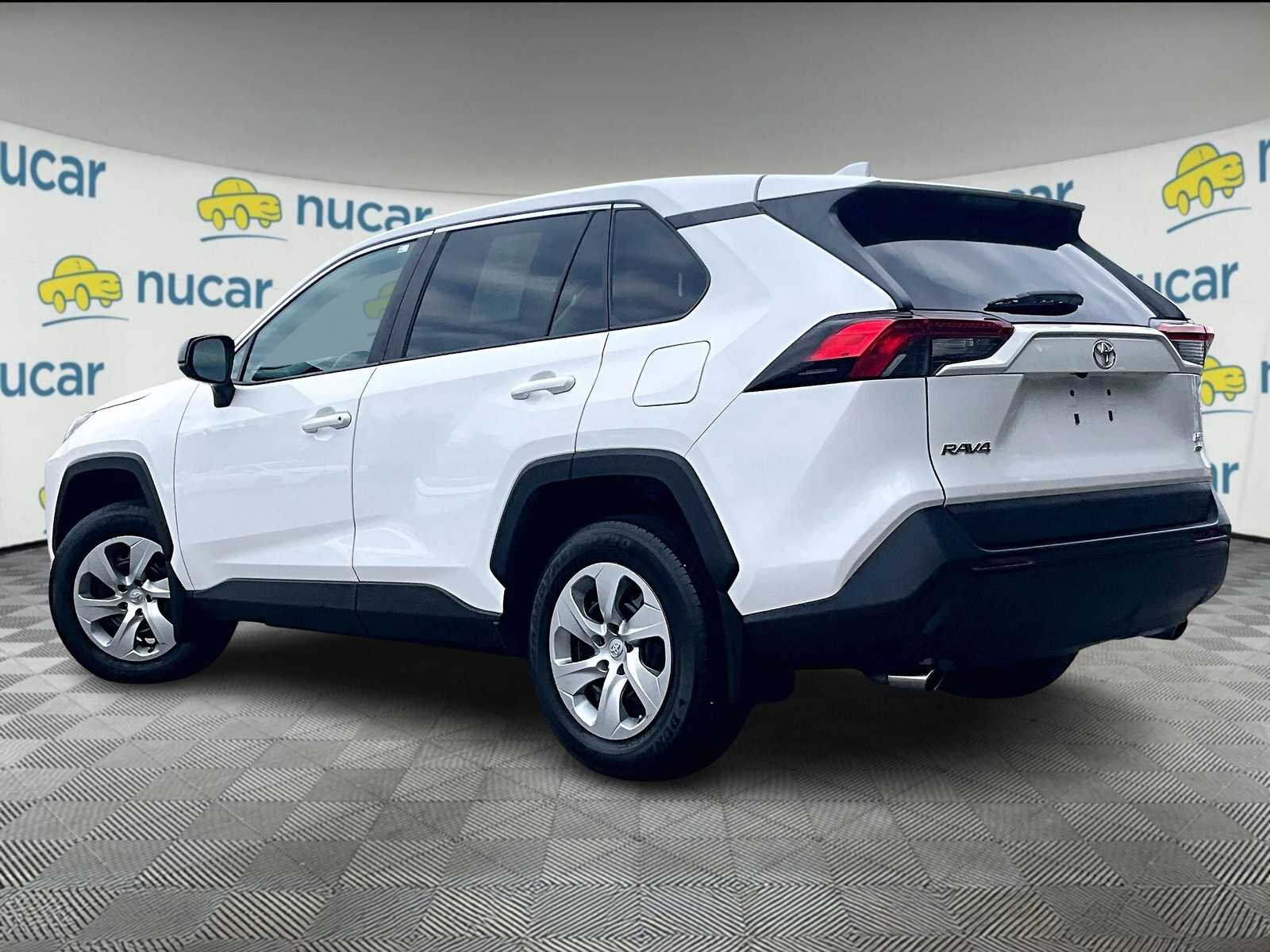 2022 Toyota RAV4 LE - Photo 4