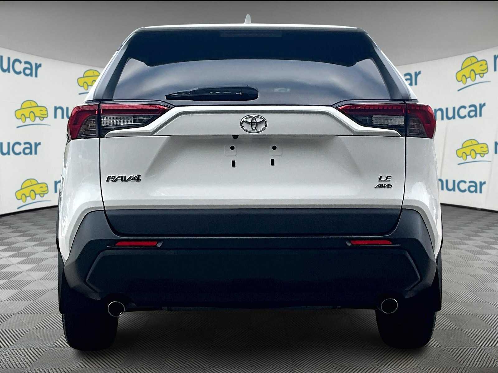 2022 Toyota RAV4 LE - Photo 5