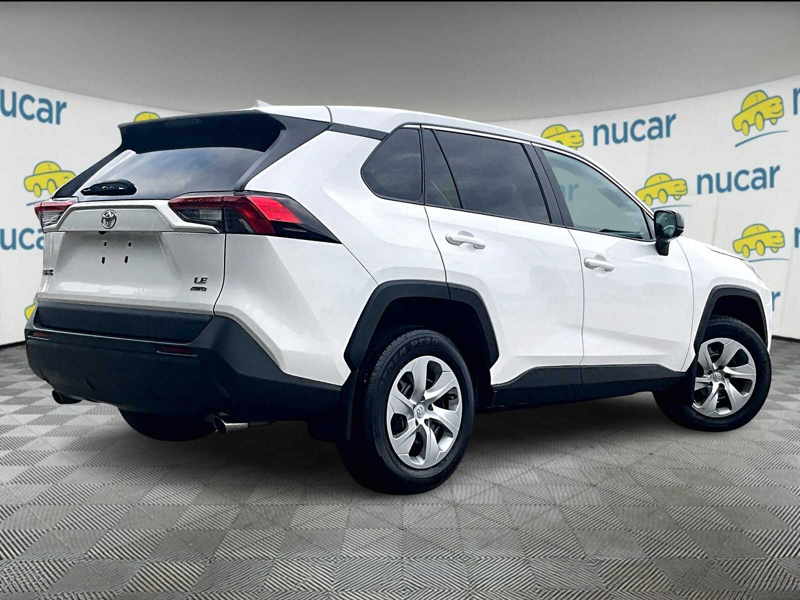 2022 Toyota RAV4 LE - Photo 6