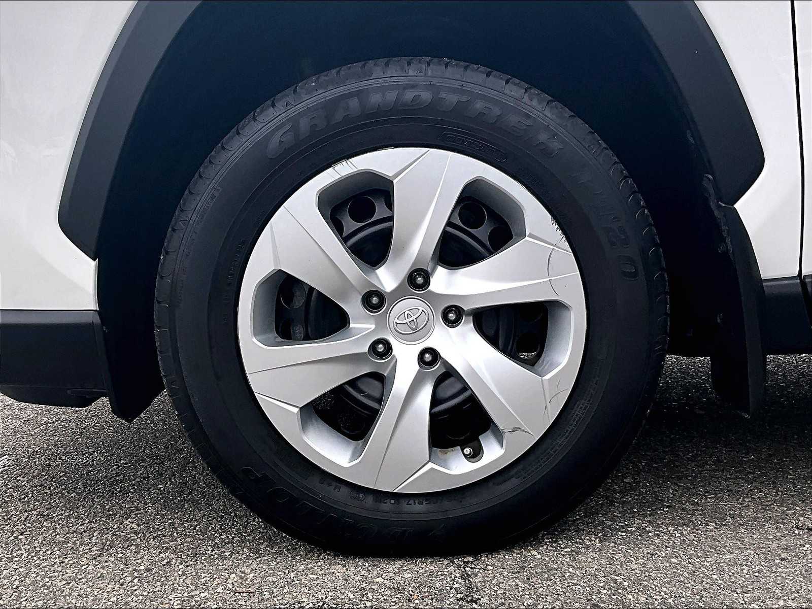 2022 Toyota RAV4 LE - Photo 7