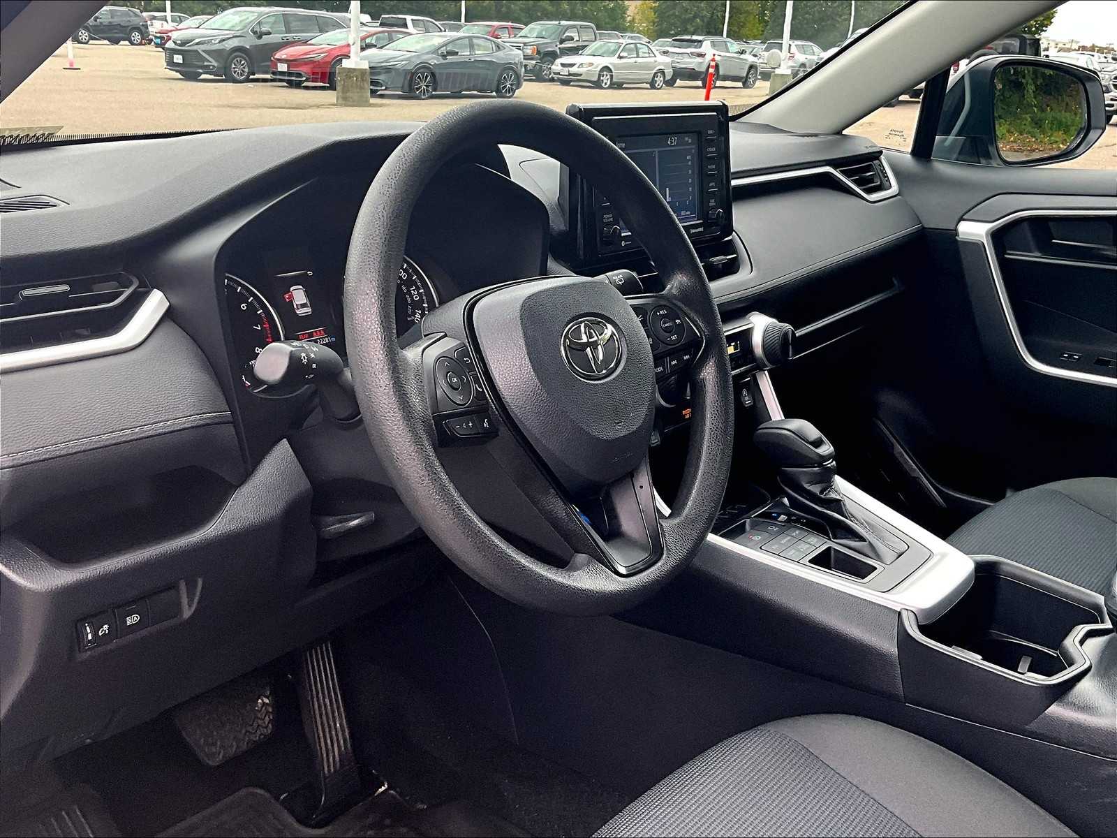 2022 Toyota RAV4 LE - Photo 8