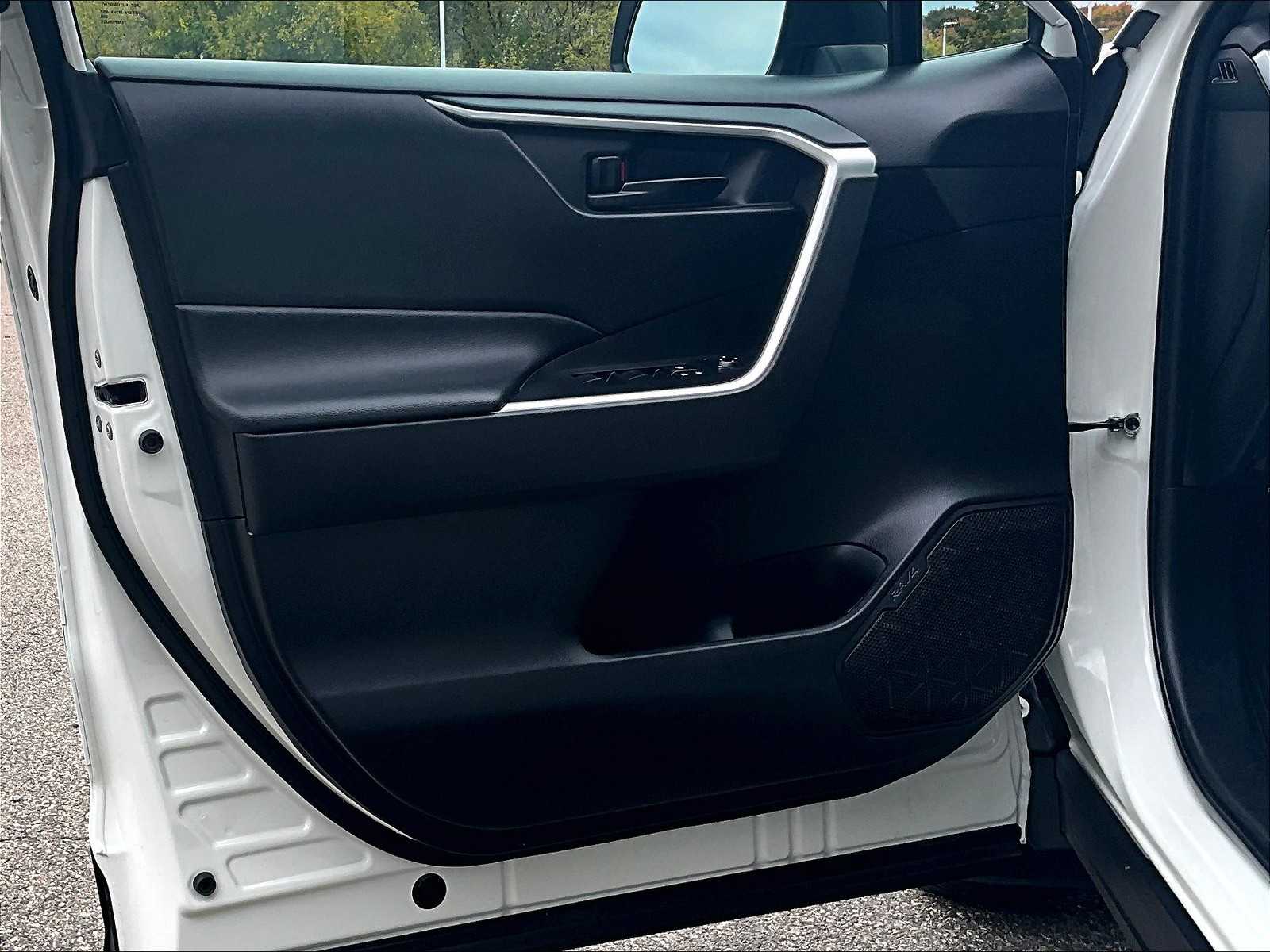 2022 Toyota RAV4 LE - Photo 9