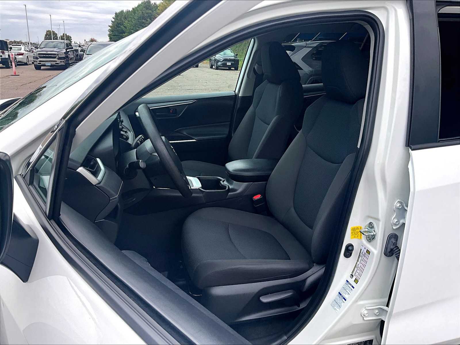 2022 Toyota RAV4 LE - Photo 10