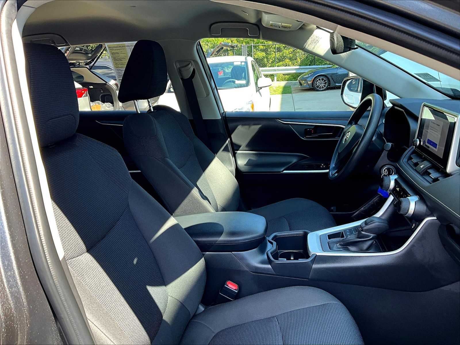 2023 Toyota RAV4 LE - Photo 11