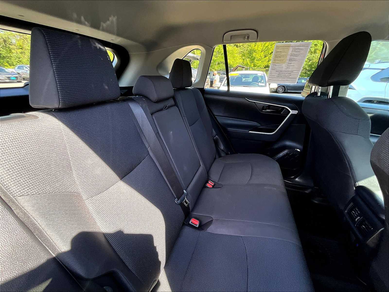 2023 Toyota RAV4 LE - Photo 16