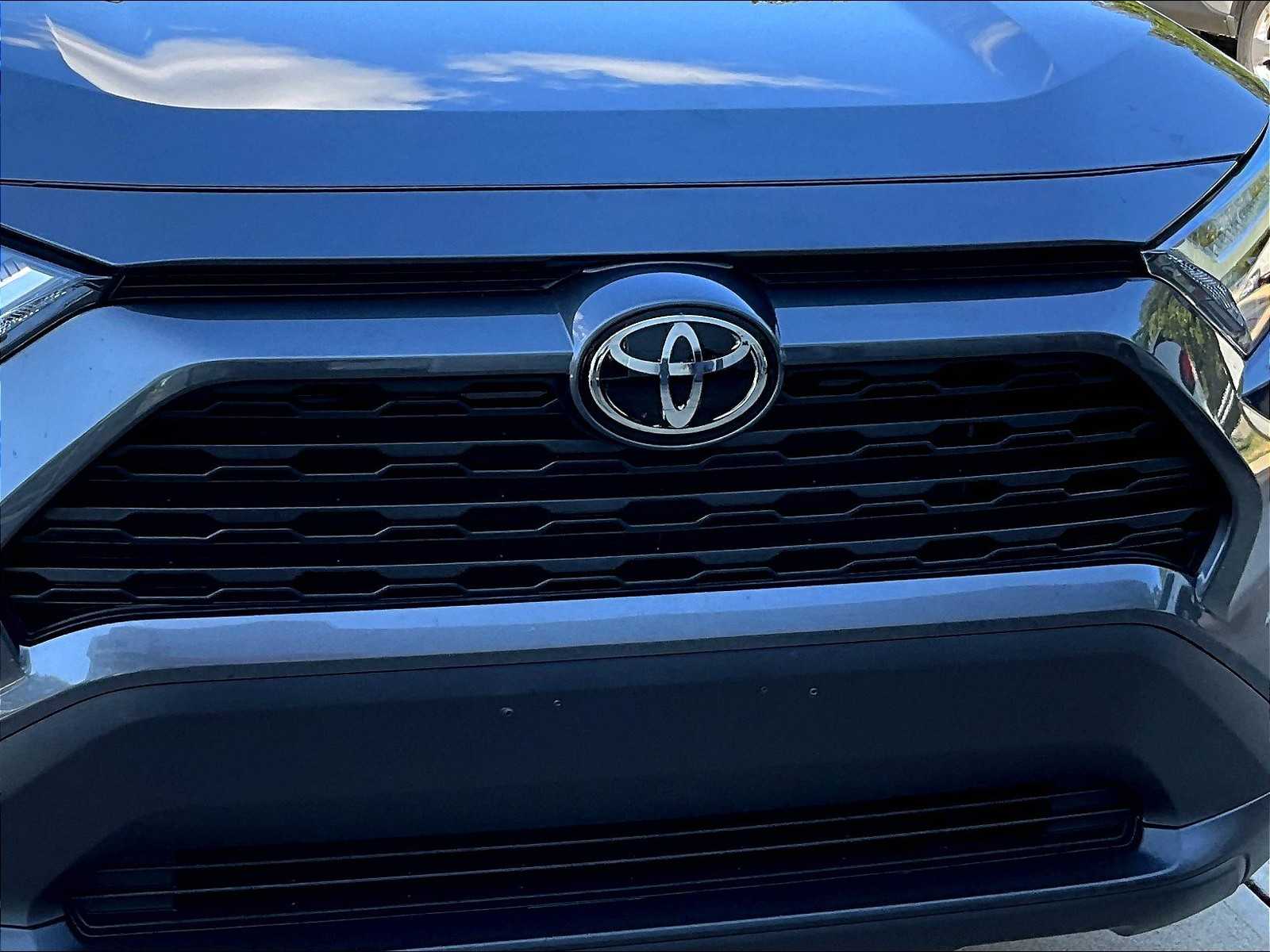 2023 Toyota RAV4 LE - Photo 31