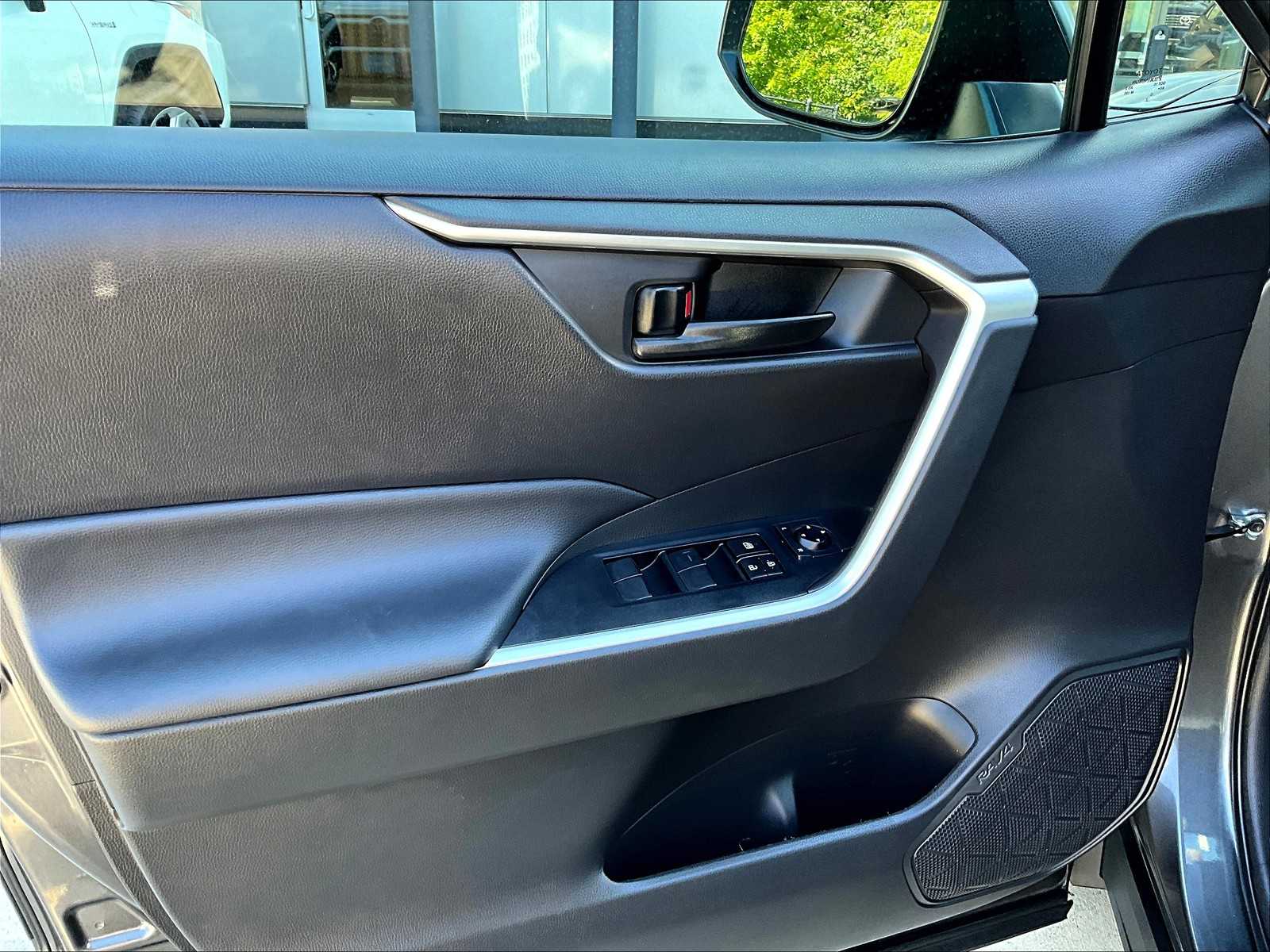 2023 Toyota RAV4 LE - Photo 9