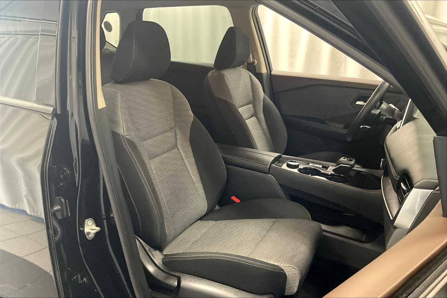 2021 Nissan Rogue SV - Photo 11