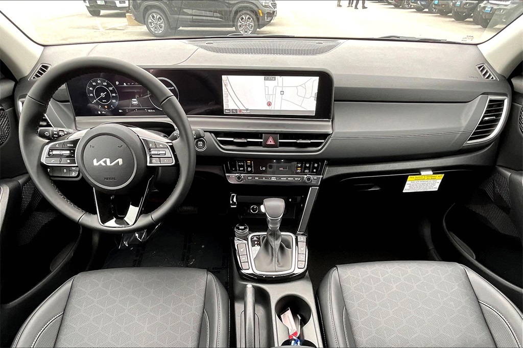 2025 Kia Seltos EX - Photo 12